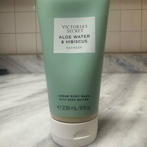 Victoria's Secret Refreshing Aloe Water & Hibiscus Body Wash